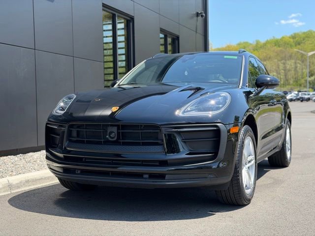 Used 2025 Porsche Macan AWD/4WD image 3