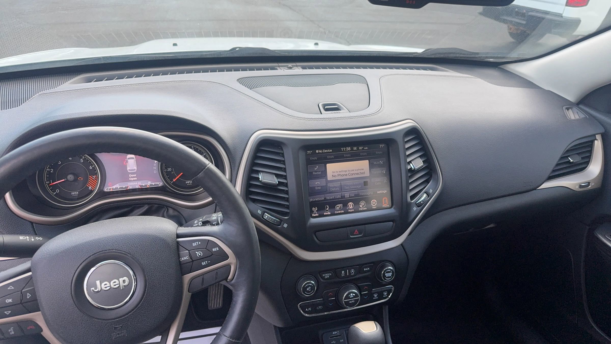 Used 2015 Jeep Cherokee Limited w/ Luxury Group AWD/4WD image 11