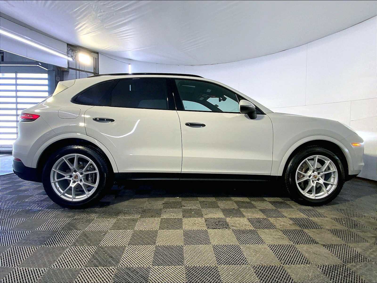 Certified 2022 Porsche Cayenne Platinum Edition image 15