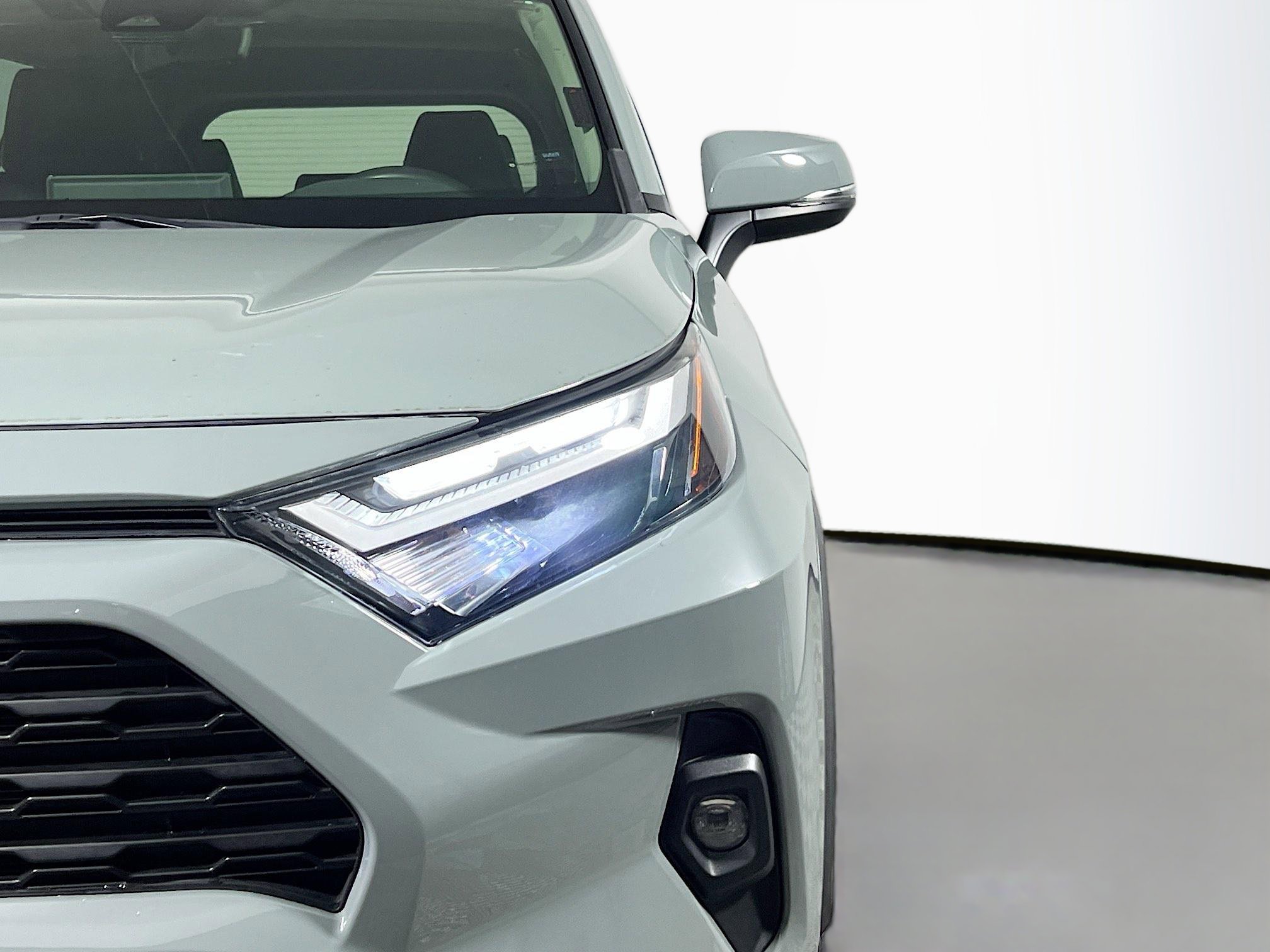 Used 2022 Toyota RAV4 XLE Premium image 12