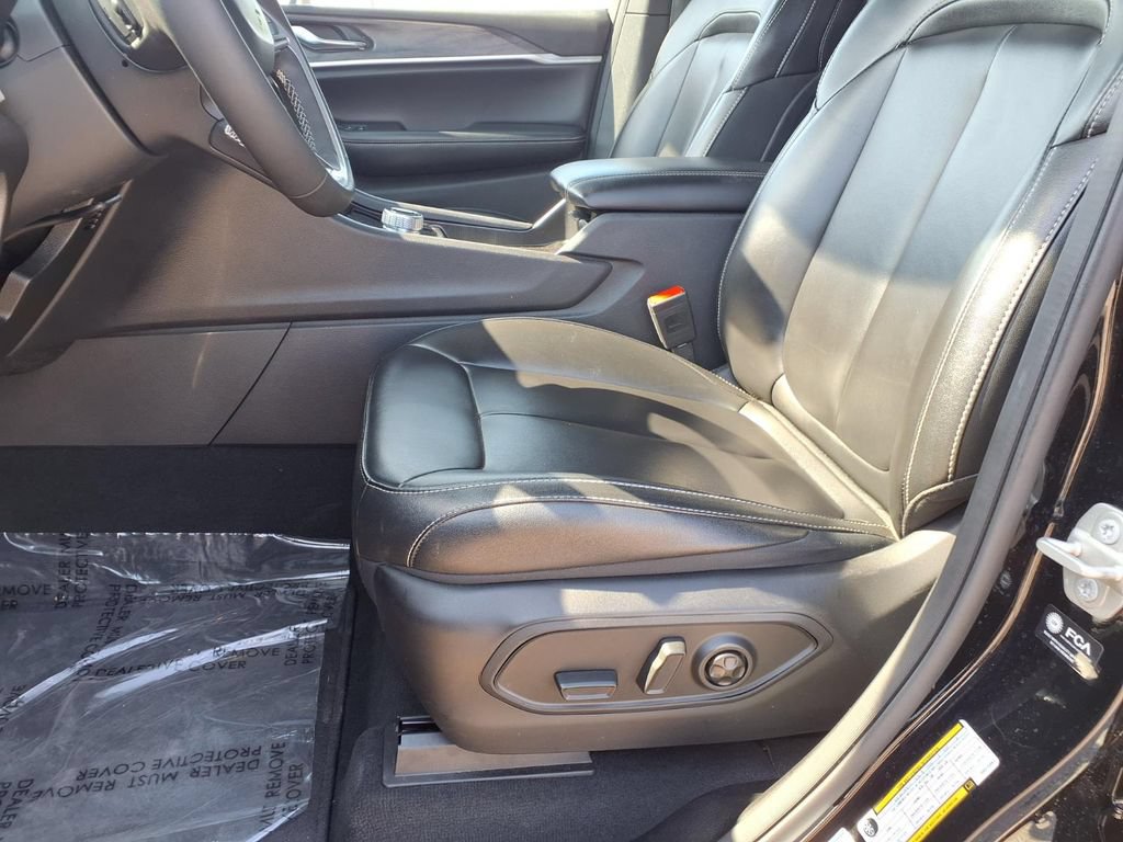 Used 2024 Jeep Grand Cherokee Limited RWD image 21