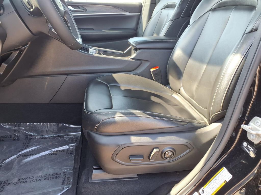 Used 2024 Jeep Grand Cherokee Limited RWD image 21