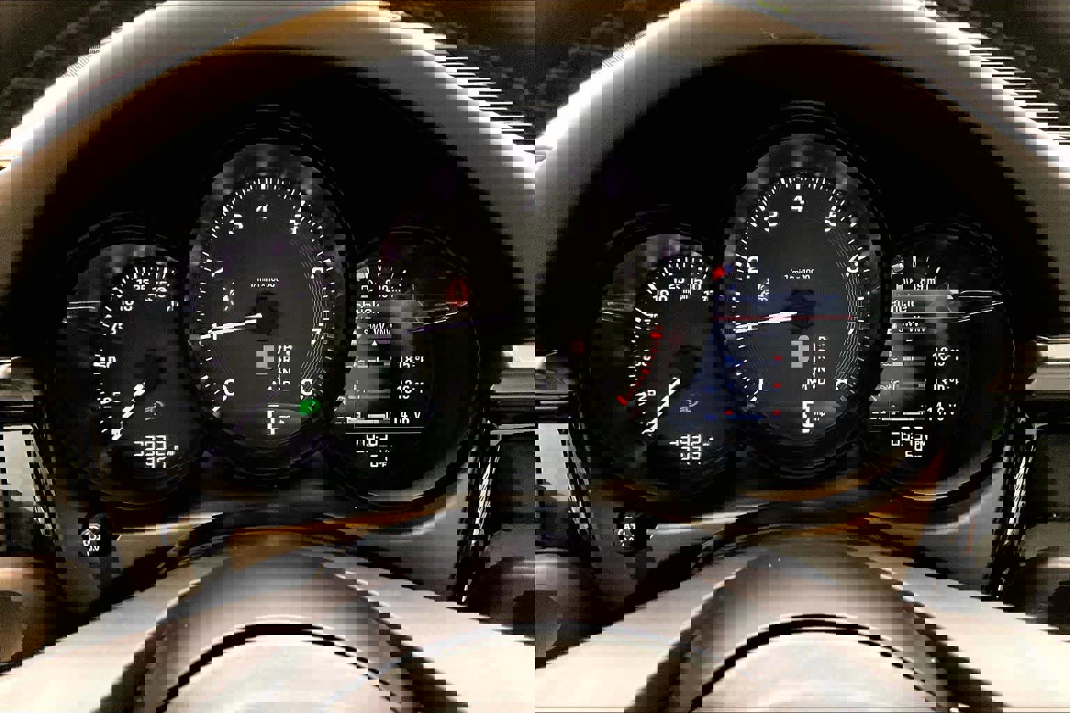 Used 2022 Porsche Macan w/ Premium Package Plus image 25