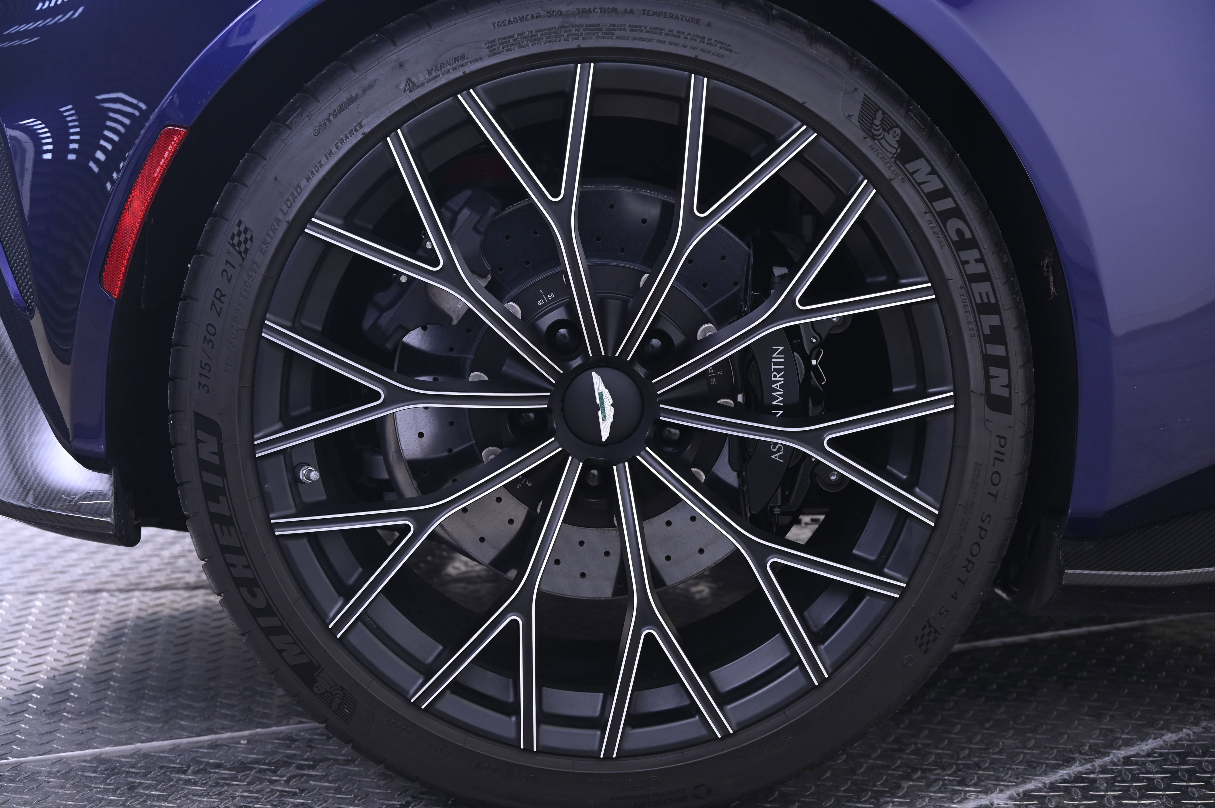 Used 2023 Aston Martin V12 Vantage Roadster image 18