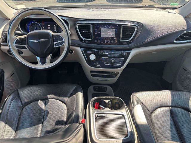 Used 2018 Chrysler Pacifica Limited w/ Advanced Safetytec Group FWD image 29