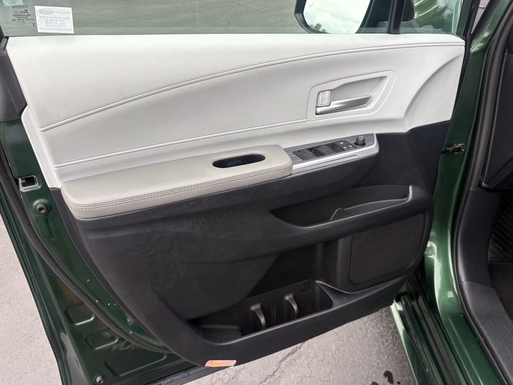 Used 2026 Toyota Sienna XLE FWD image 19