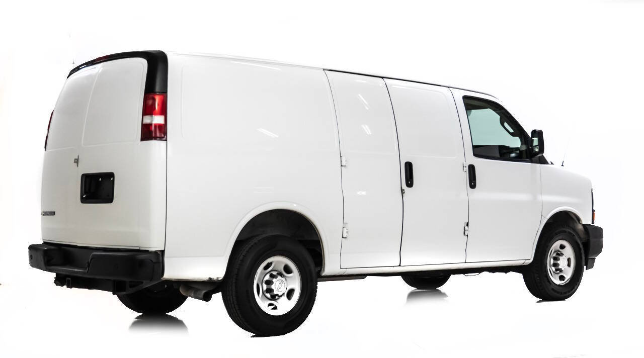 Used 2017 Chevrolet Express 2500 RWD image 3