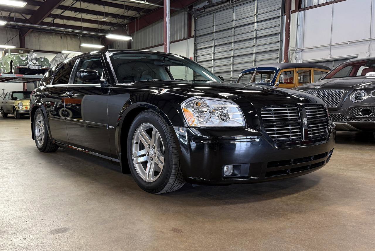 Used 2005 Dodge Magnum R/T RWD image 2