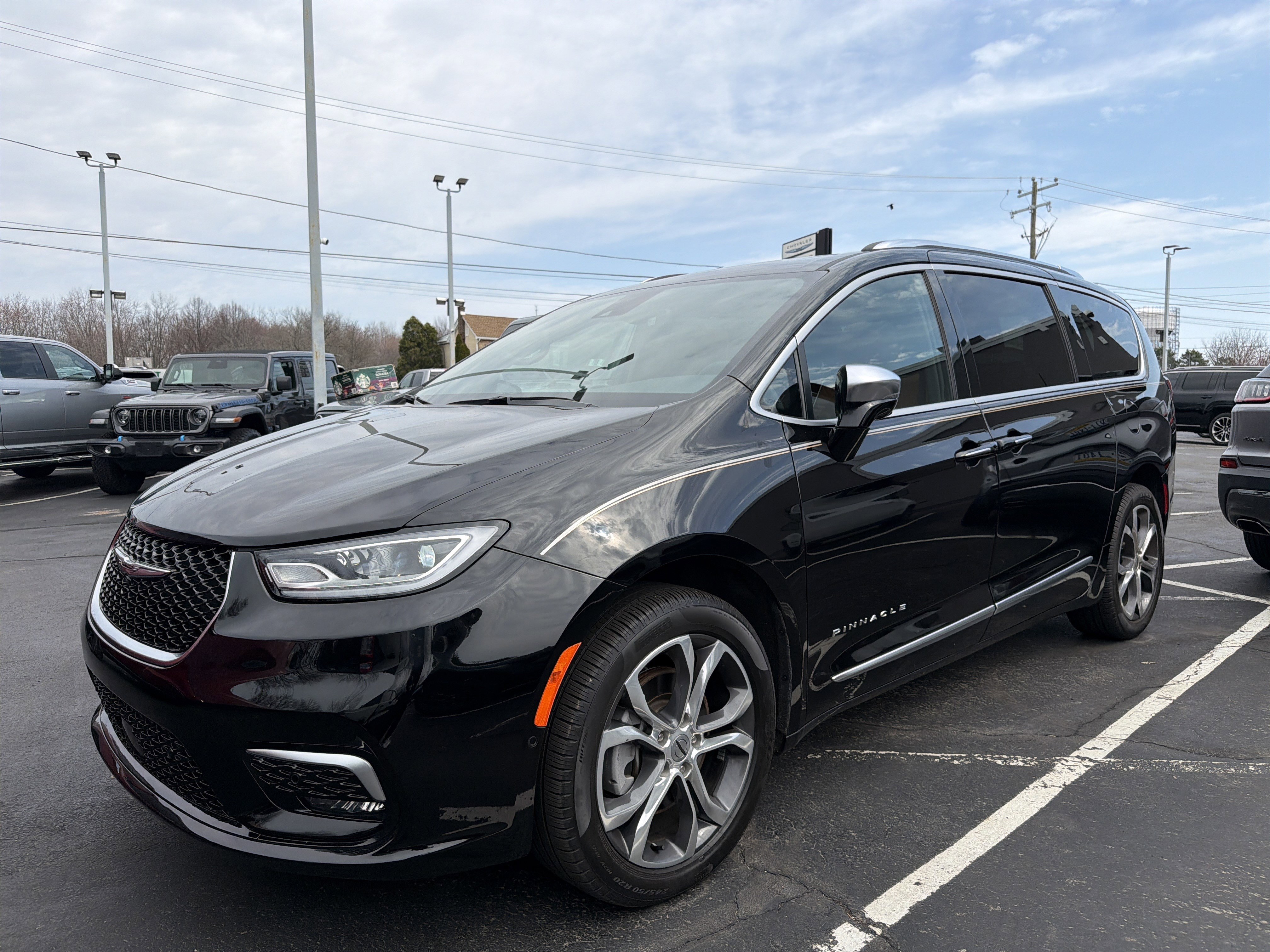 Used 2024 Chrysler Pacifica Pinnacle w/ Trailer Tow Group image 3