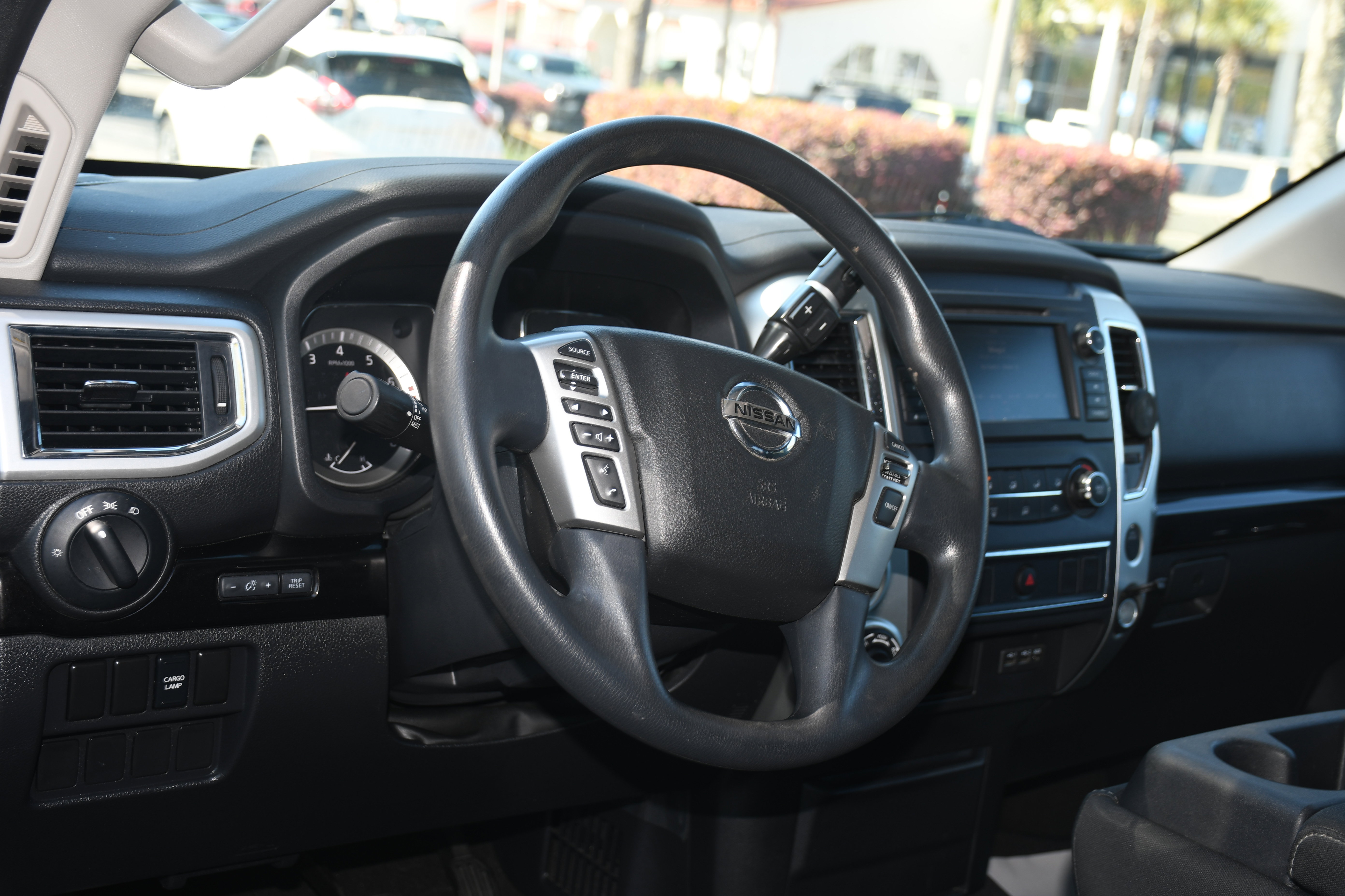 Used 2019 Nissan Titan SV image 8