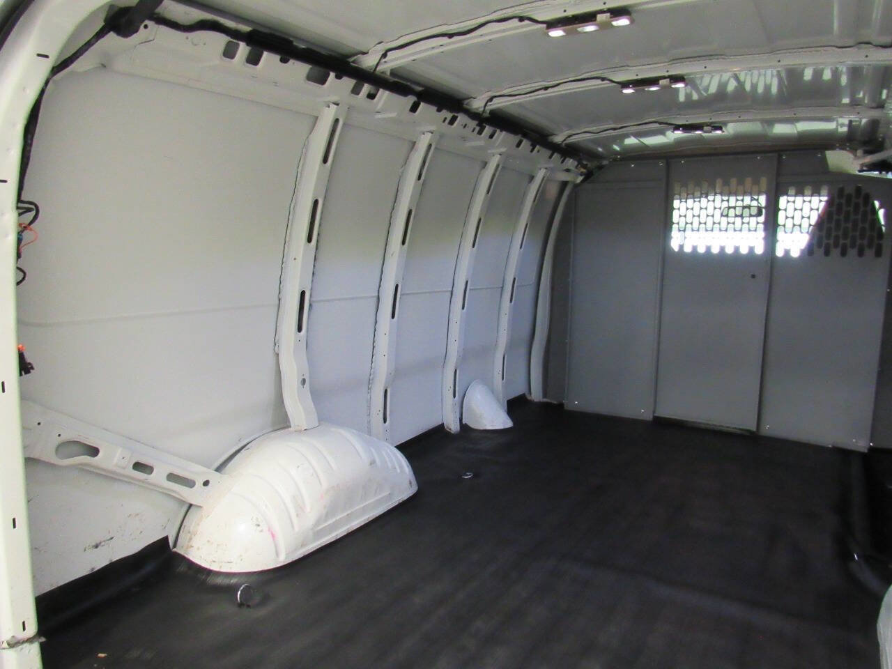 Used 2020 Chevrolet Express 3500 w/ Driver Convenience Package image 17