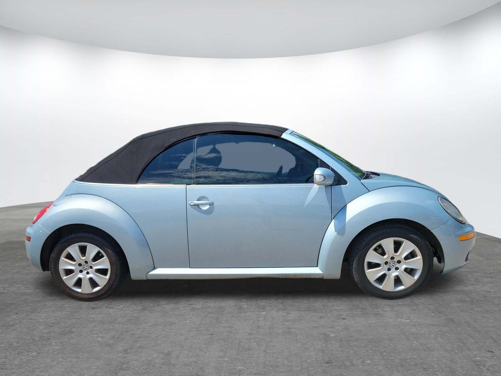 Used 2010 Volkswagen Beetle Convertible FWD image 2