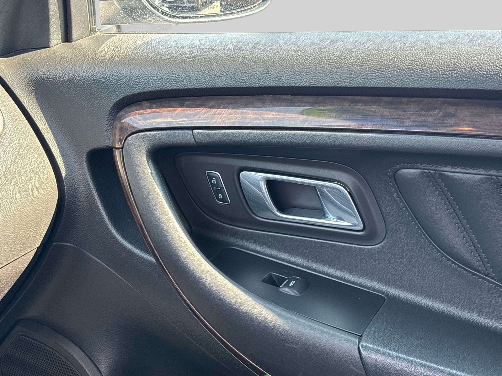Used 2014 Ford Taurus Limited FWD image 29