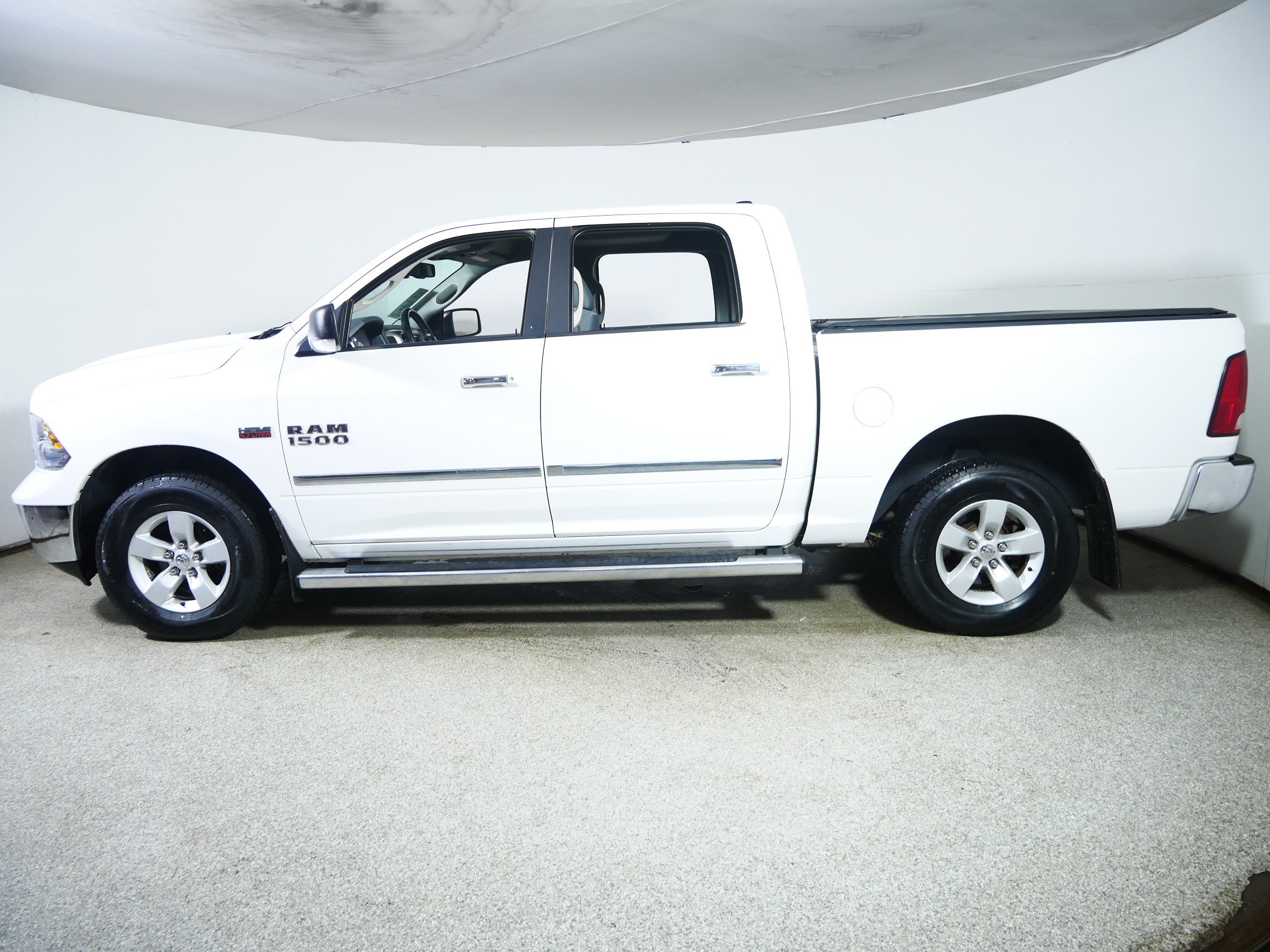 Used 2017 RAM 1500 Classic SLT w/ Luxury Group AWD/4WD image 4