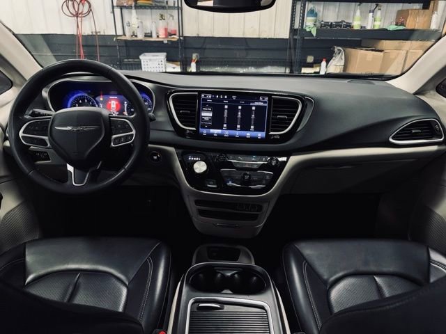 Used 2024 Chrysler Pacifica Touring-L FWD image 28