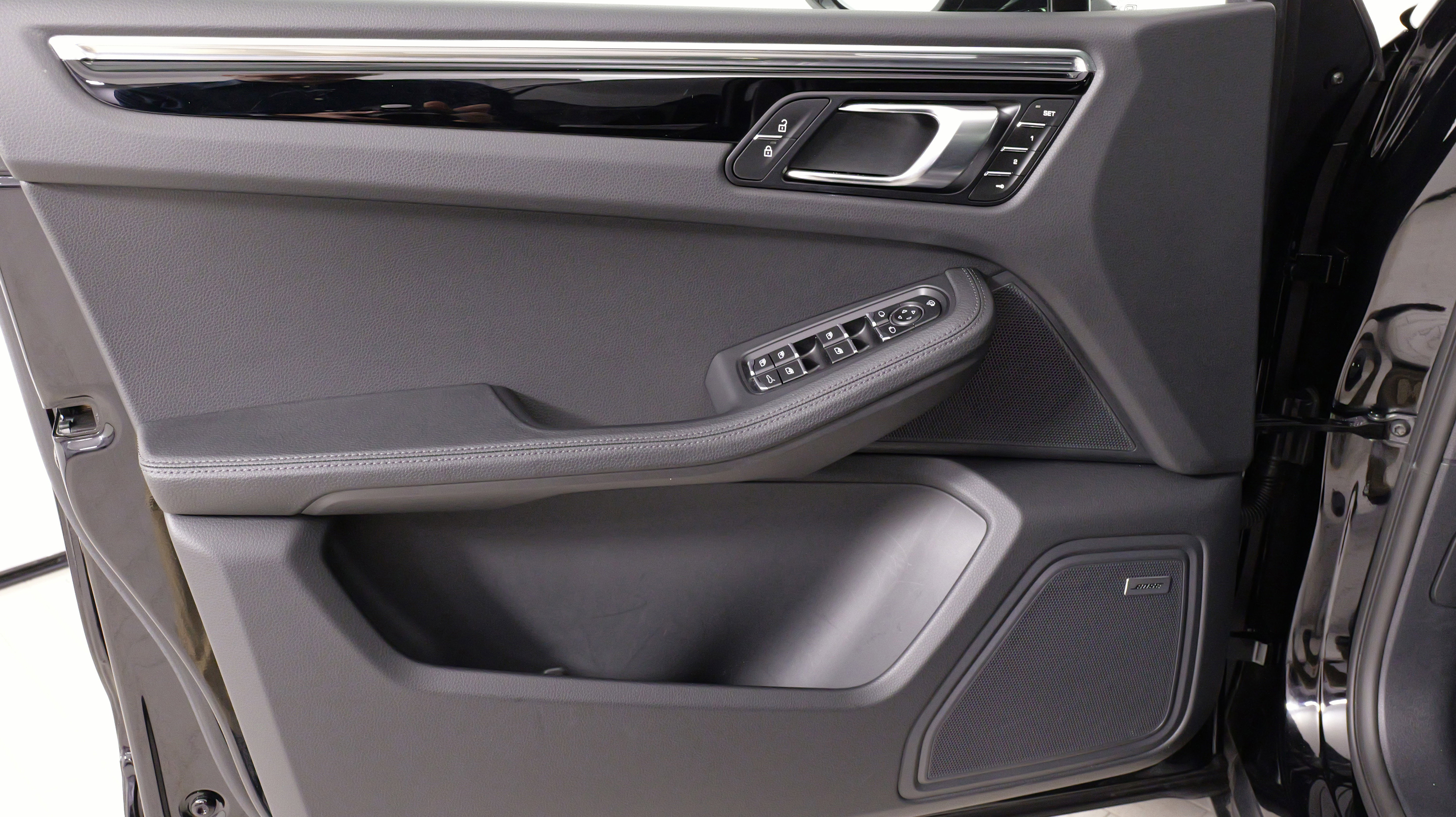 Used 2025 Porsche Macan image 26