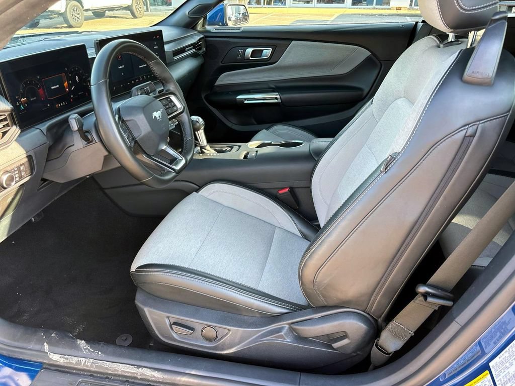 Used 2024 Ford Mustang Convertible RWD image 8