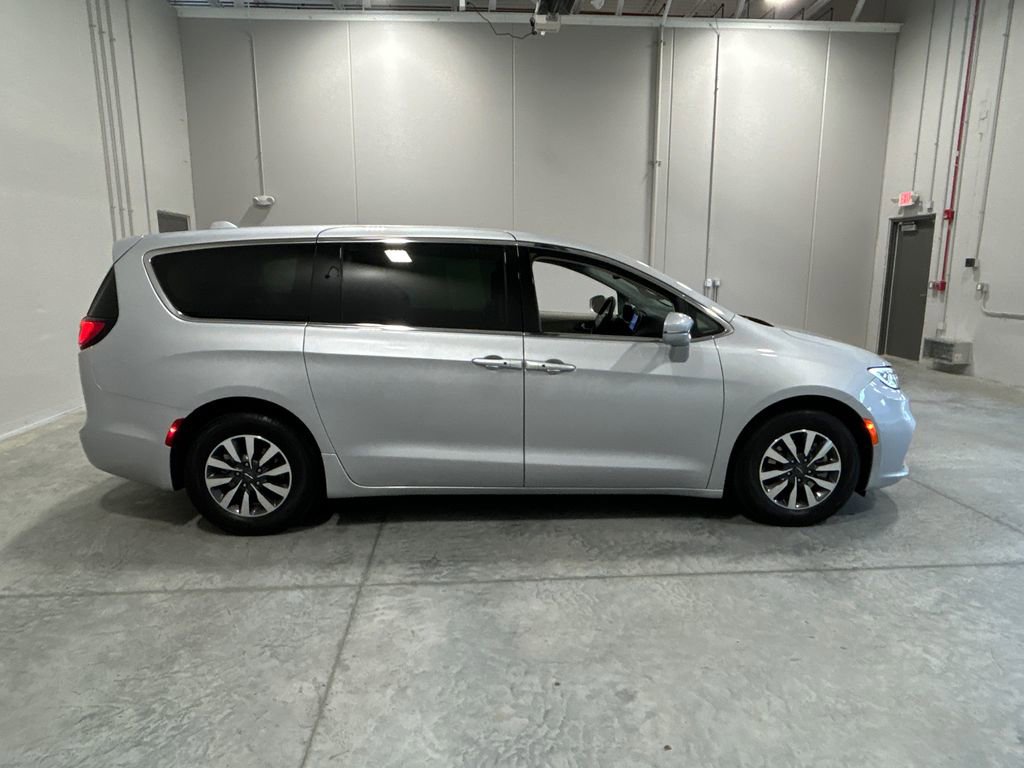 Used 2022 Chrysler Pacifica Touring-L image 5