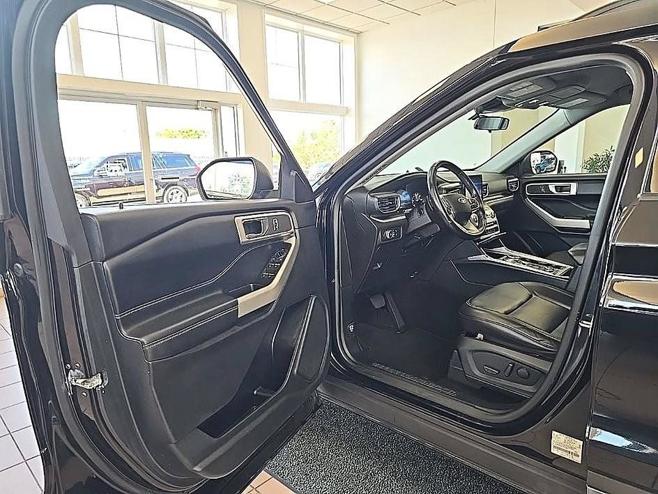 Used 2020 Ford Explorer XLT w/ Equipment Group 202A AWD/4WD image 11