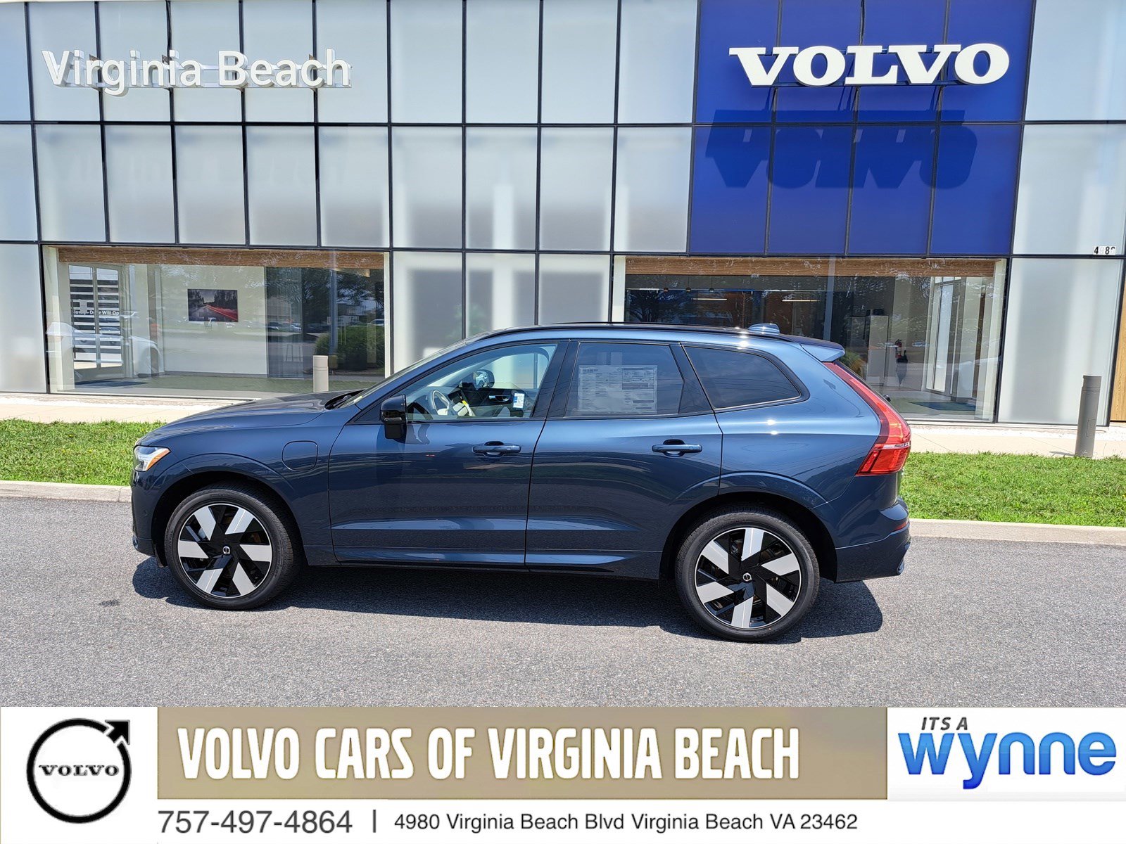 New 2025 Volvo XC60 T8 Plus w/ Climate Package
