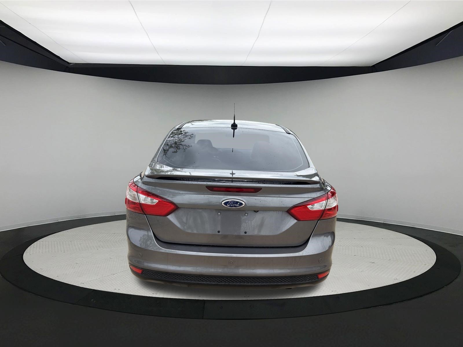 Used 2013 Ford Focus Titanium w/ Titanium Handling Pkg FWD image 4