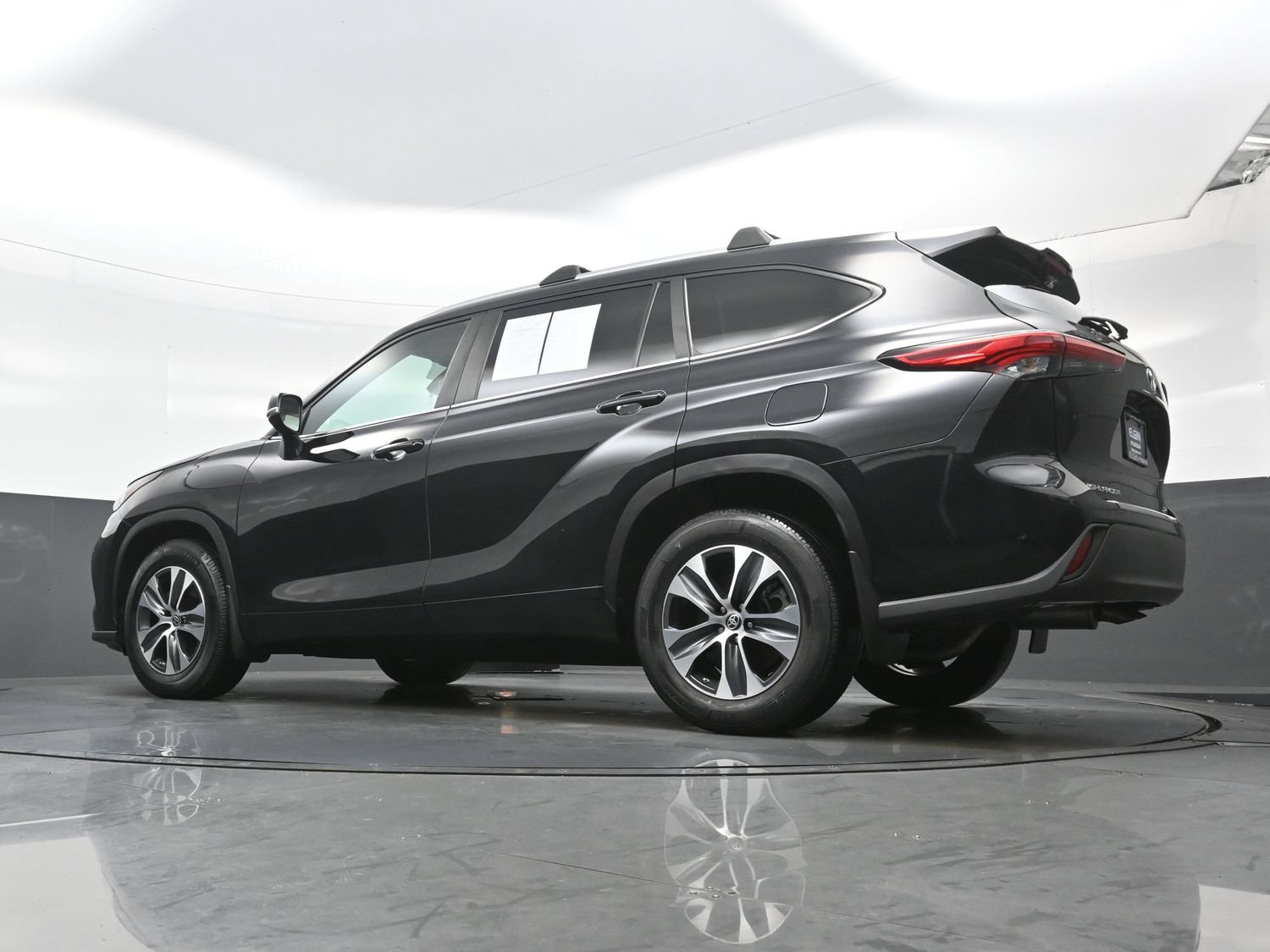 Used 2023 Toyota Highlander XLE AWD/4WD image 31