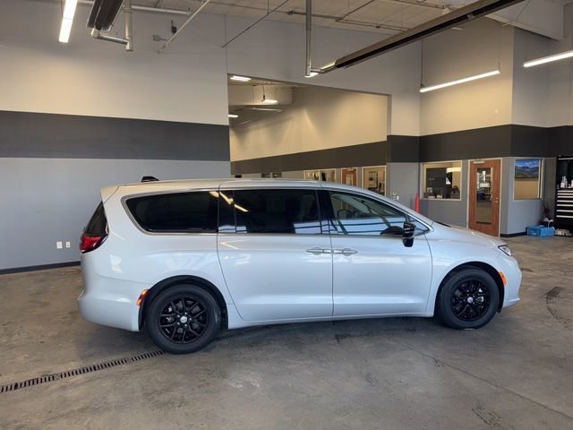 Used 2024 Chrysler Pacifica Touring-L FWD image 8