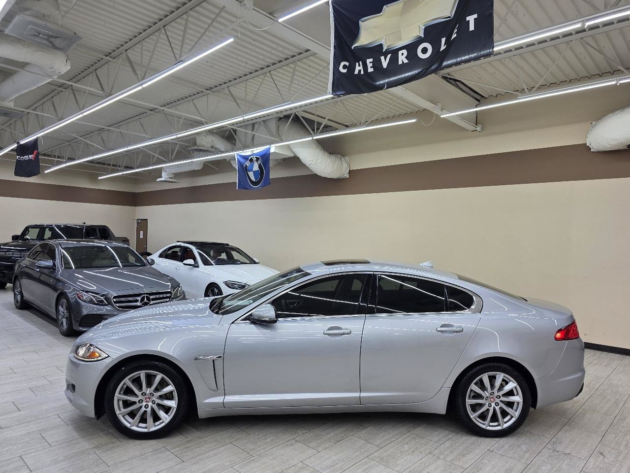 Used 2014 Jaguar XF RWD image 9