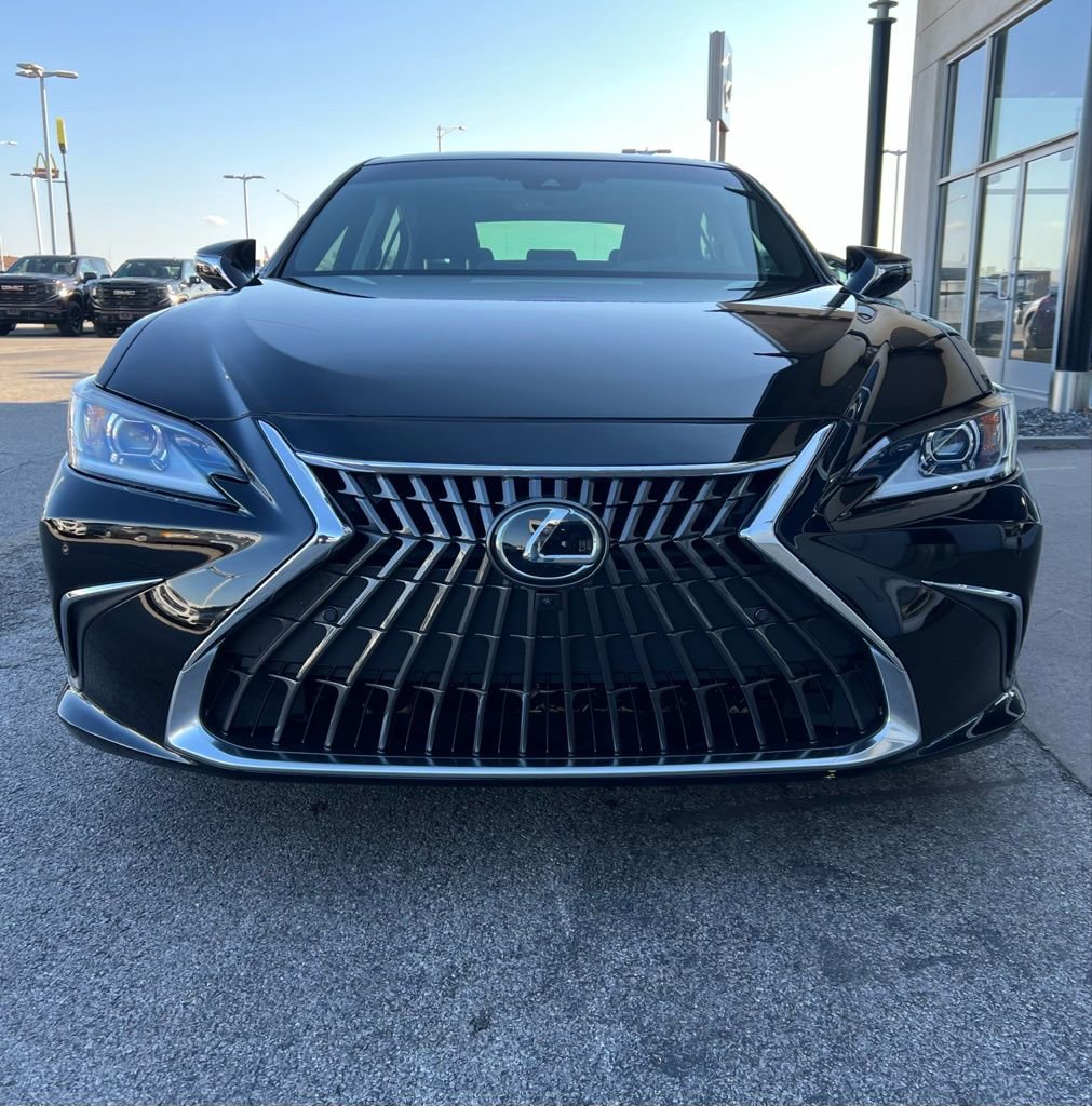 Used 2024 Lexus ES 350 Luxury w/ Accessory Package (Z2) image 3