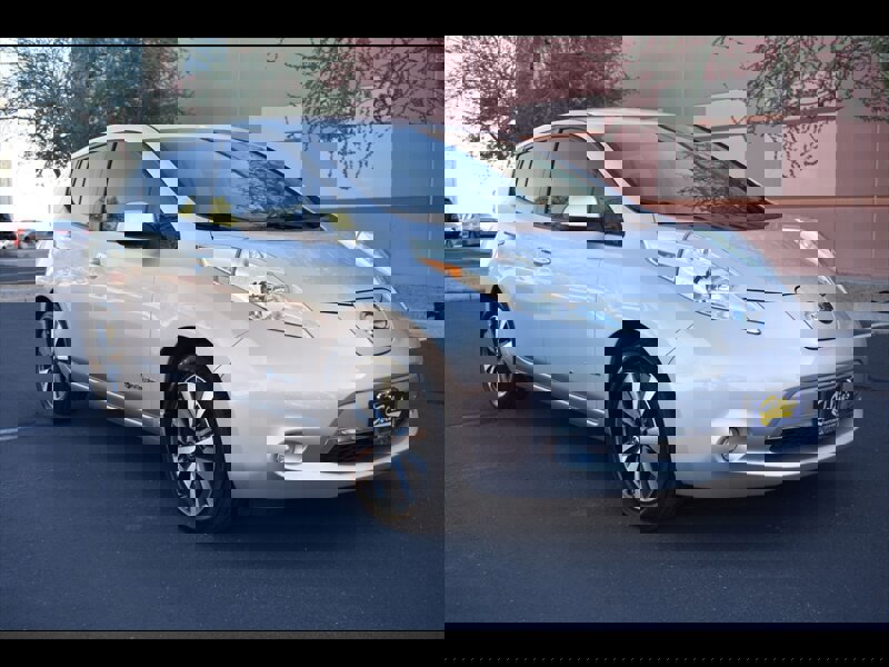 Used 2016 Nissan Leaf SV image 2