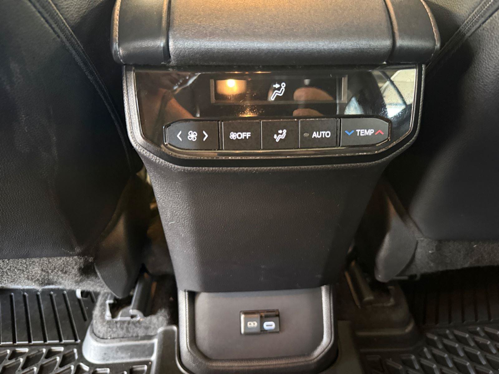 Used 2024 Toyota Highlander XSE AWD/4WD image 23