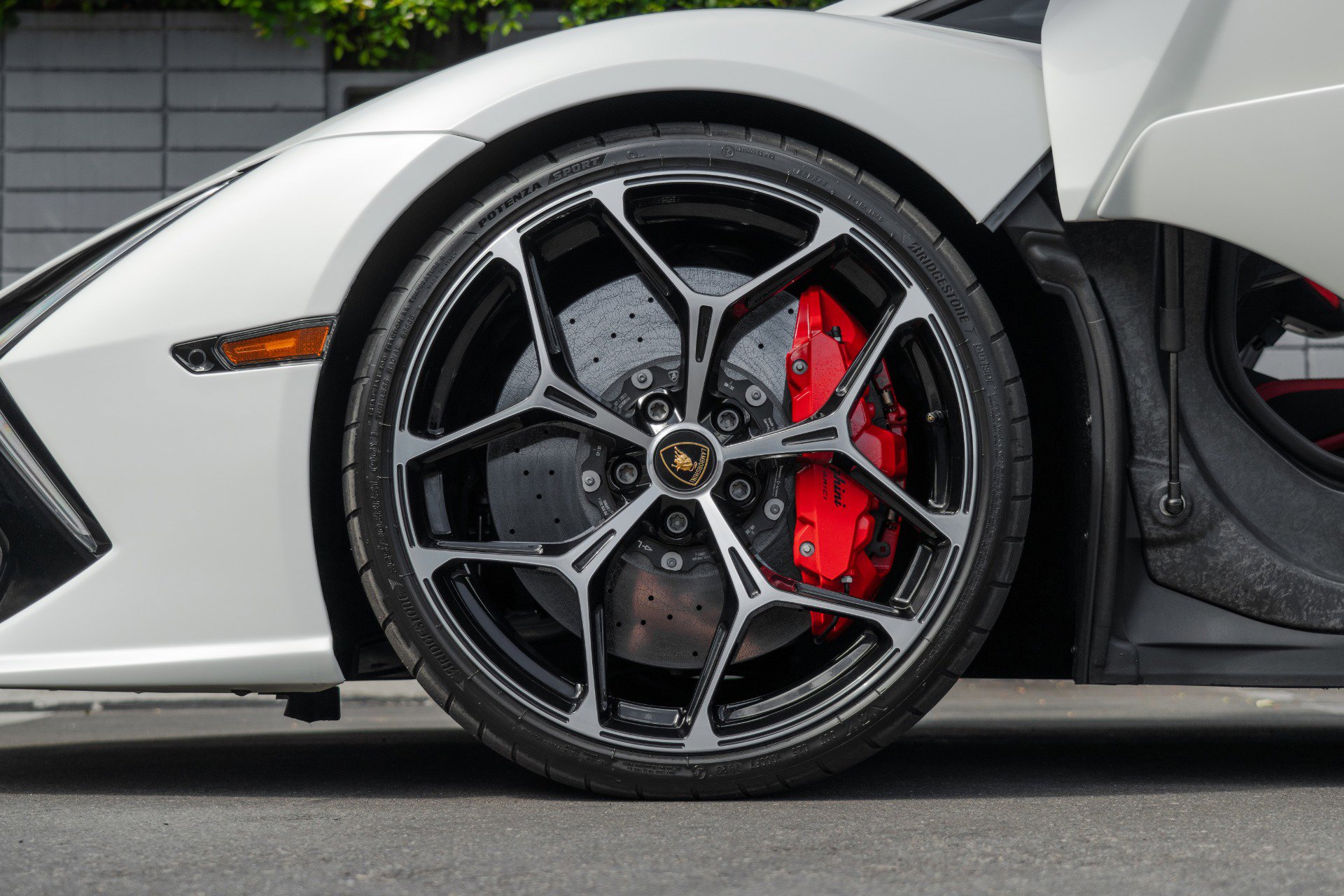 Used 2024 Lamborghini Revuelto image 27