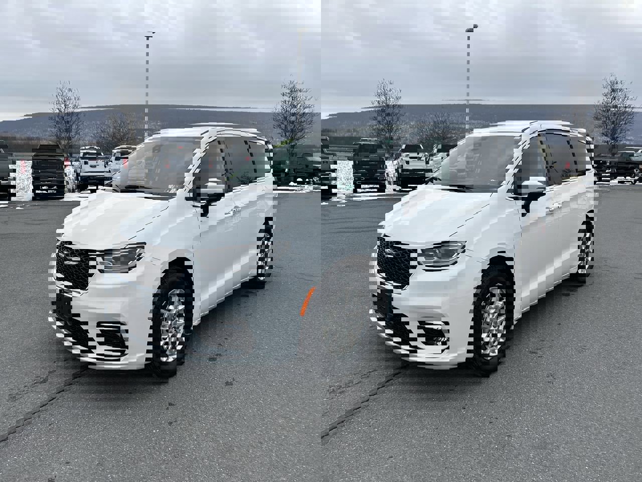 Used 2023 Chrysler Pacifica Touring-L image 3