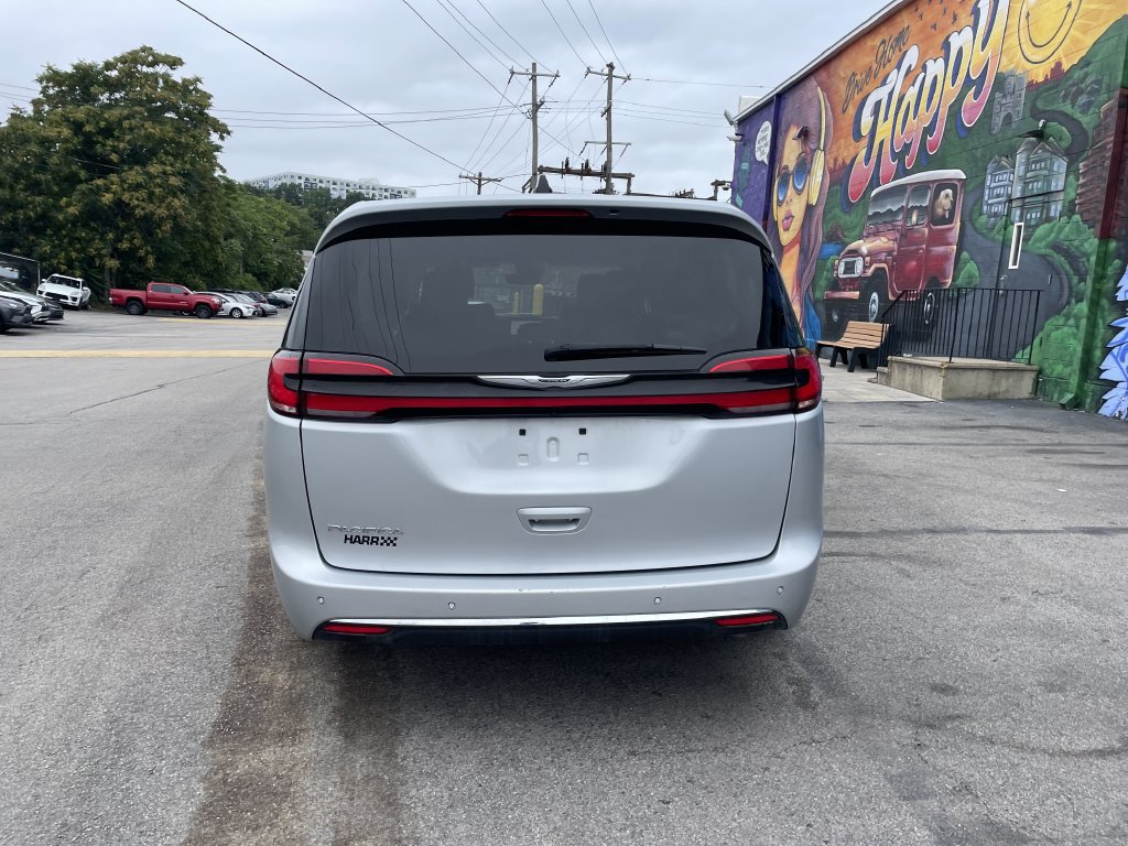 Used 2024 Chrysler Pacifica Touring-L FWD image 4