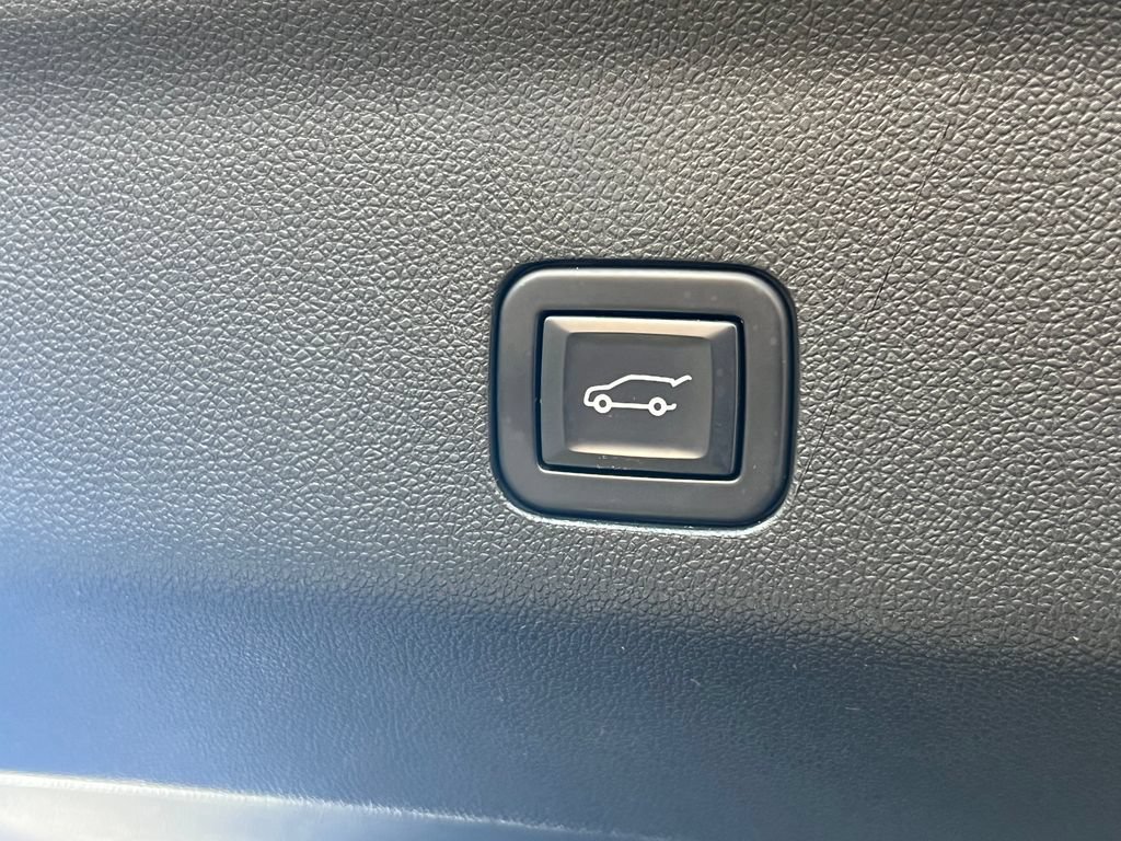Used 2023 GMC Yukon SLT AWD/4WD image 18