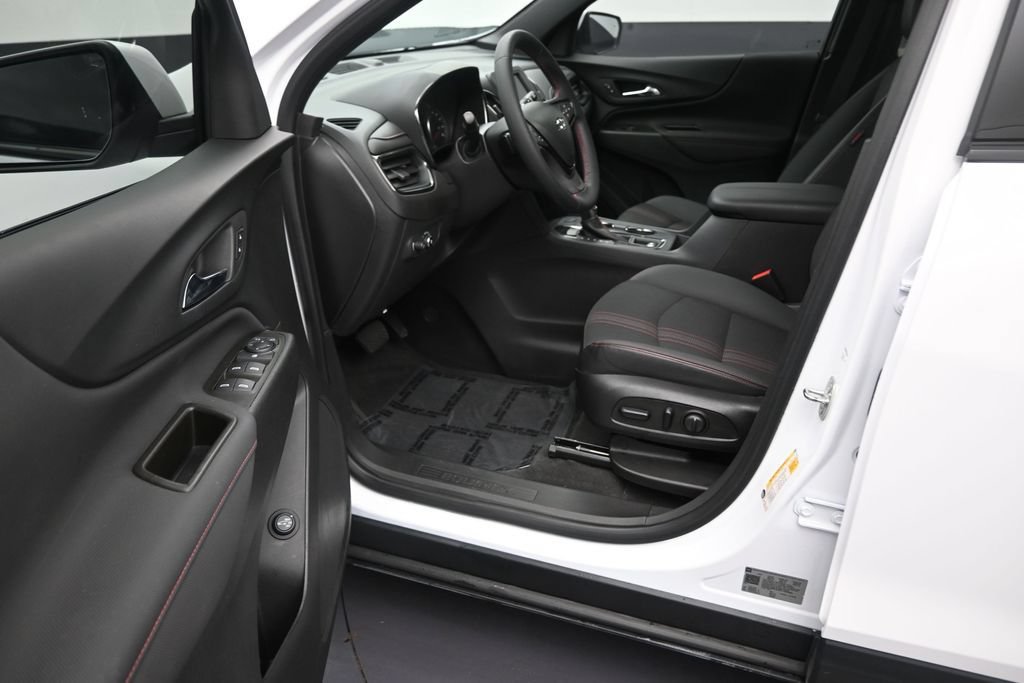 Used 2023 Chevrolet Equinox RS FWD image 11
