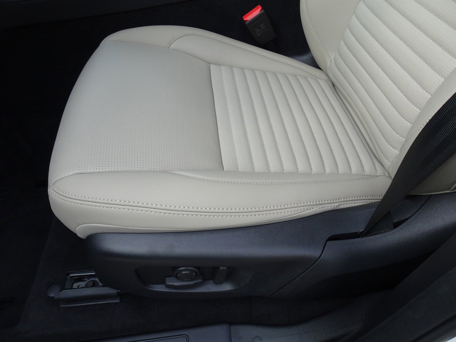 New 2025 Land Rover Discovery Sport S image 16