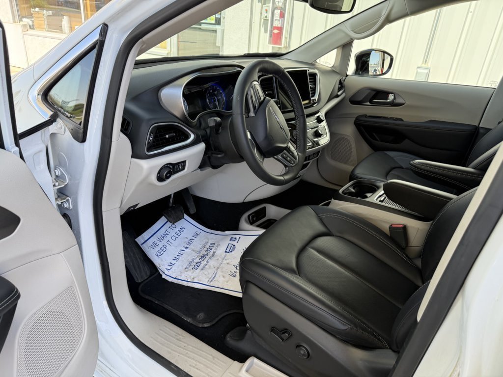 Used 2024 Chrysler Pacifica Touring-L FWD image 10