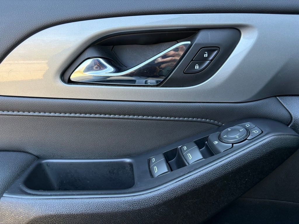 Used 2022 Chevrolet Traverse LT FWD image 16