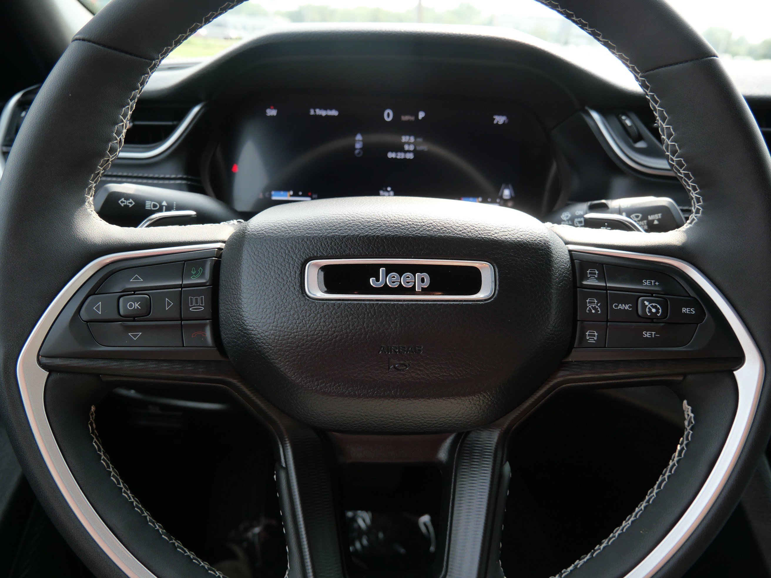 Used 2024 Jeep Grand Cherokee L Altitude AWD/4WD image 25