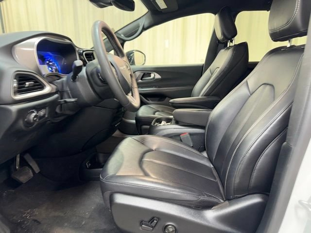 Used 2025 Chrysler Pacifica Select FWD image 14