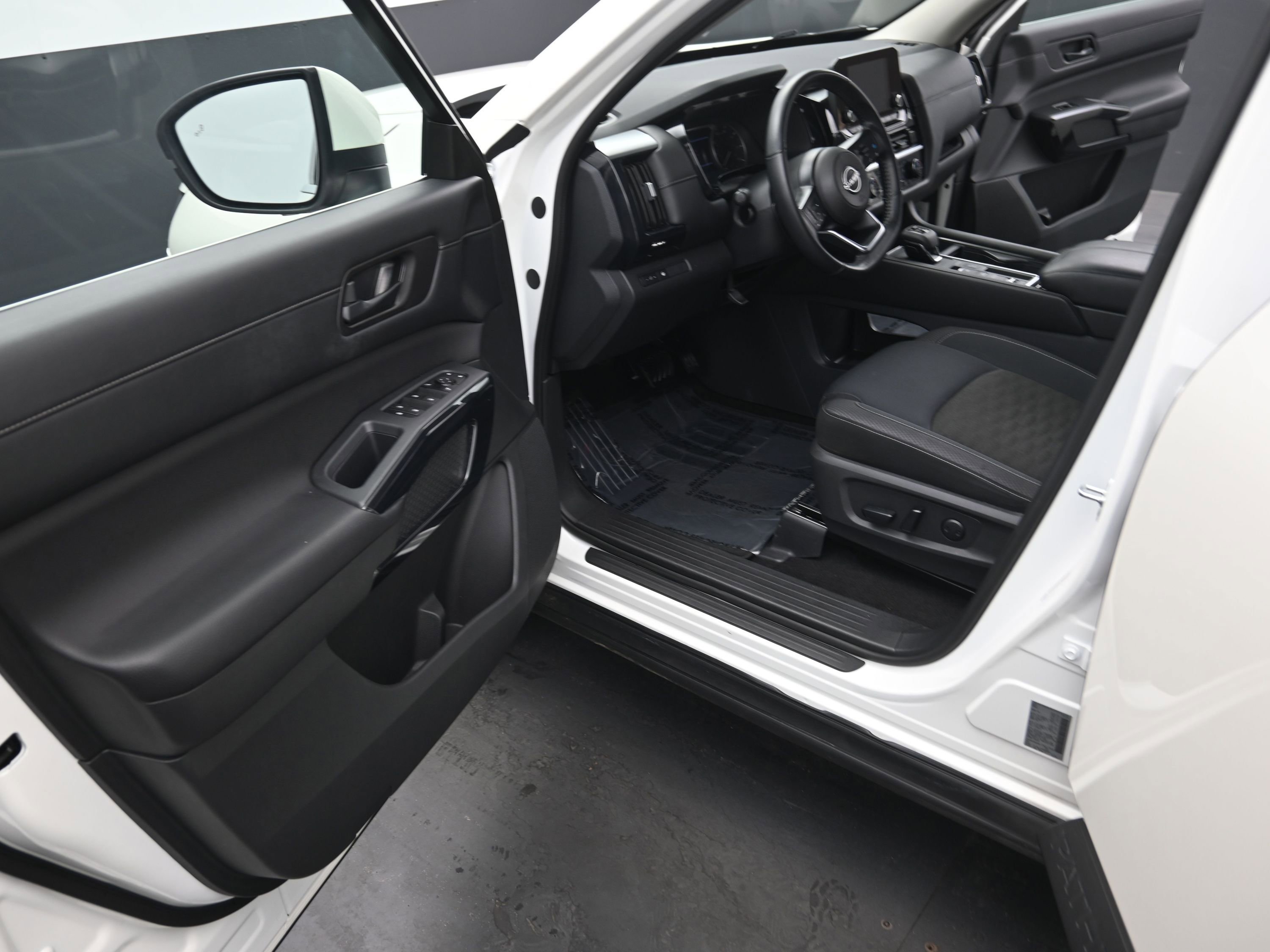 Used 2024 Nissan Pathfinder SV image 16