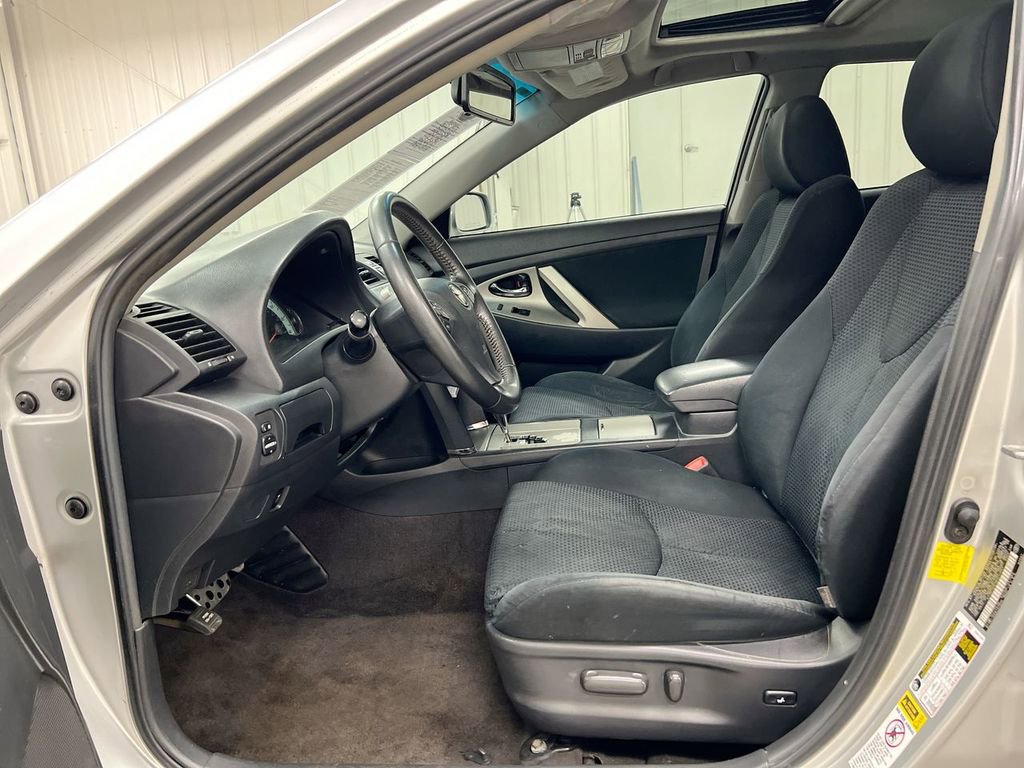 Used 2011 Toyota Camry SE w/ SE Extra-Value Pkg #1 FWD image 19