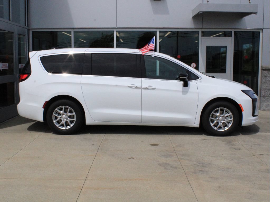 New 2027 Chrysler Pacifica Select w/ Family Tech Group FWD image 4