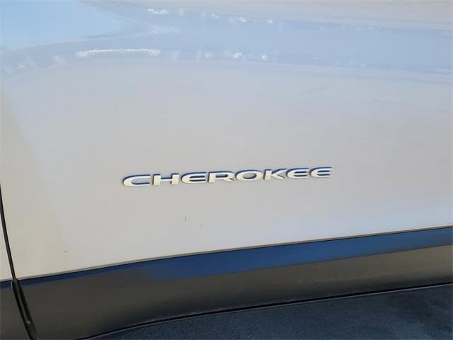 Used 2019 Jeep Cherokee Latitude w/ Popular Appearance Group image 9
