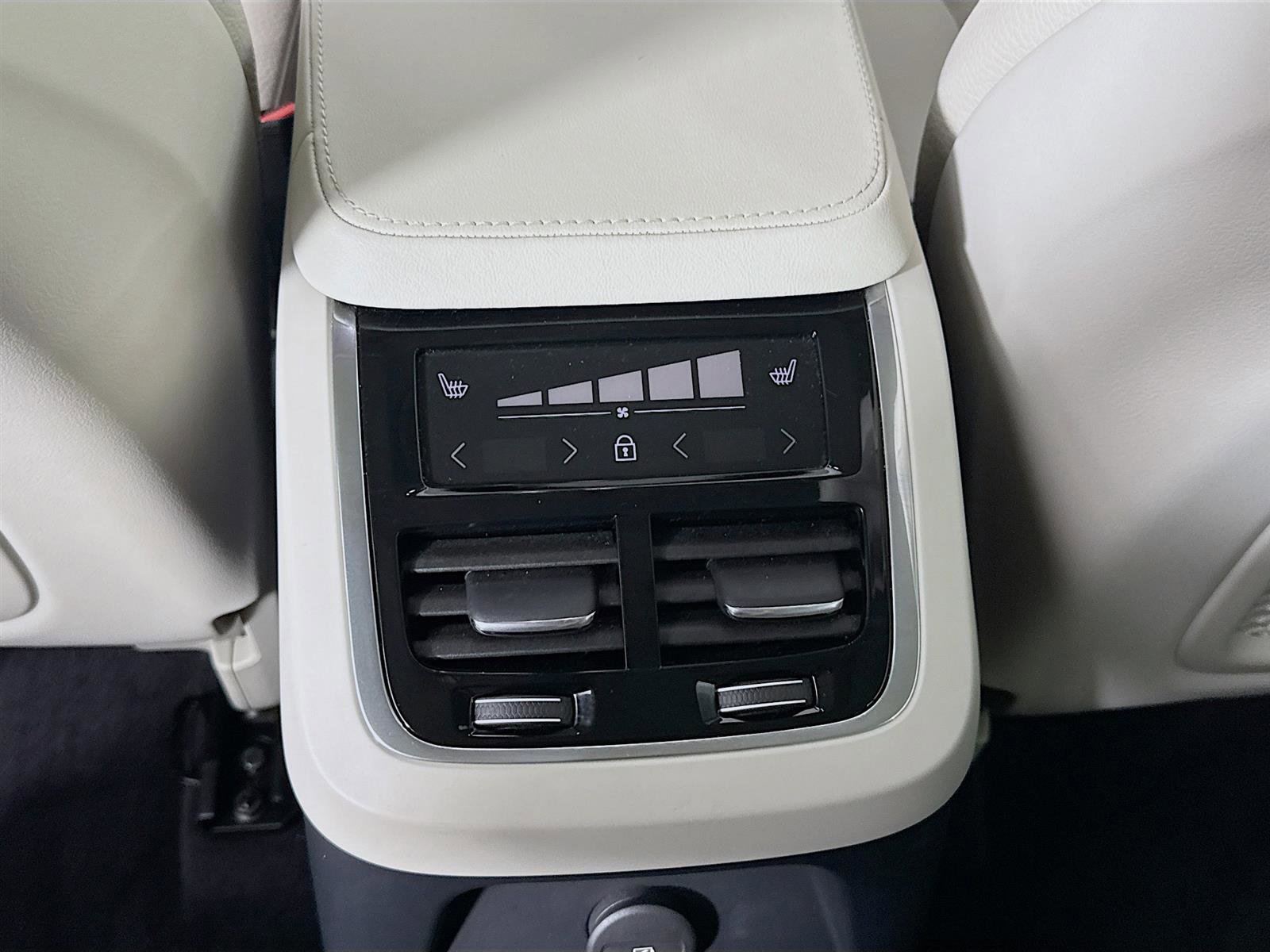 Used 2023 Volvo XC90 T8 Plus w/ Protection Package Premier image 28