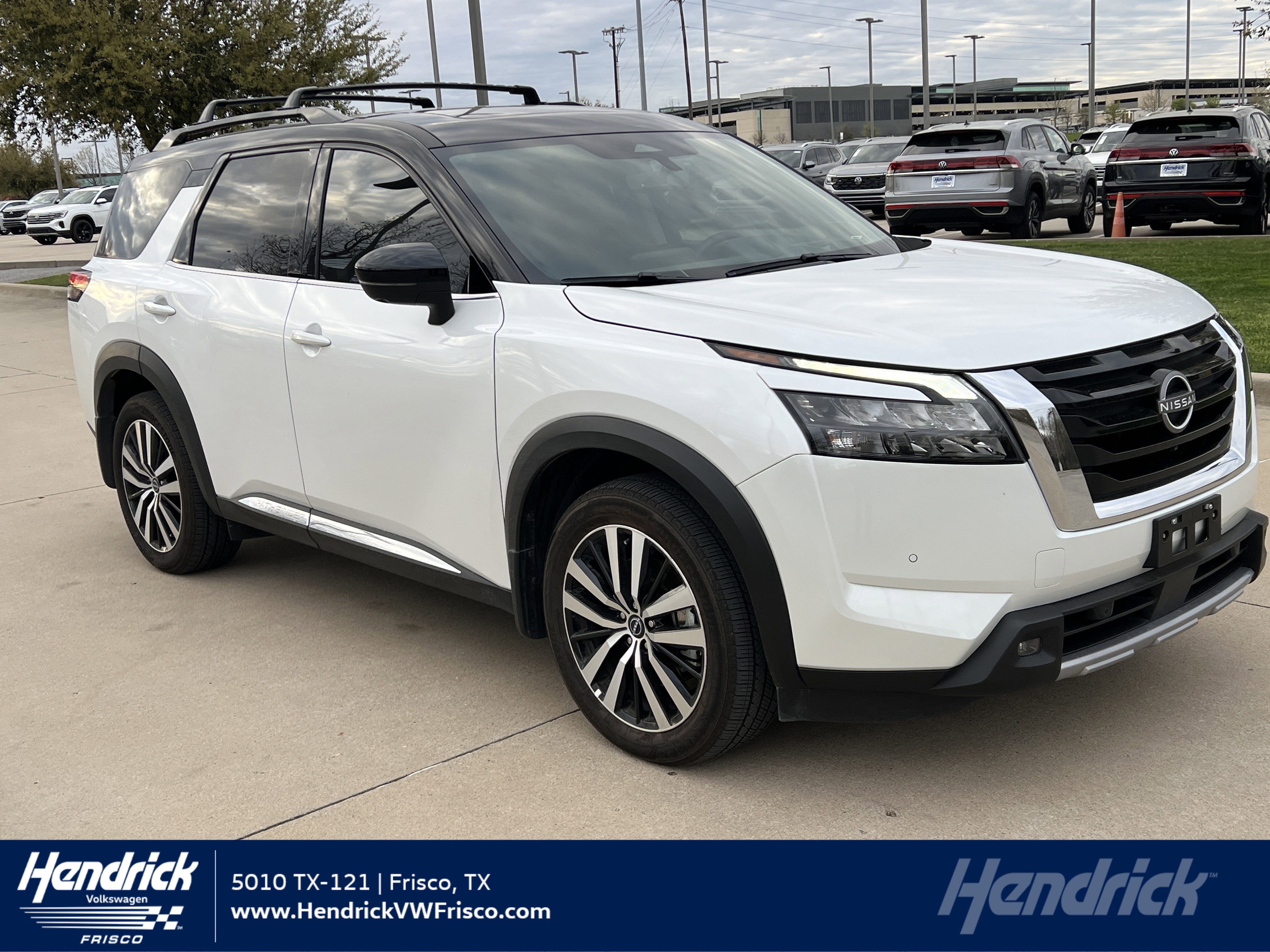 Used 2025 Nissan Pathfinder Platinum image 1
