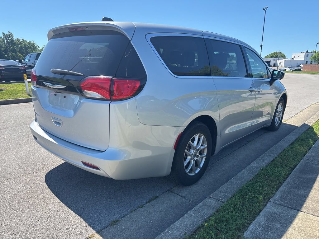 Used 2023 Chrysler Voyager LX FWD image 3