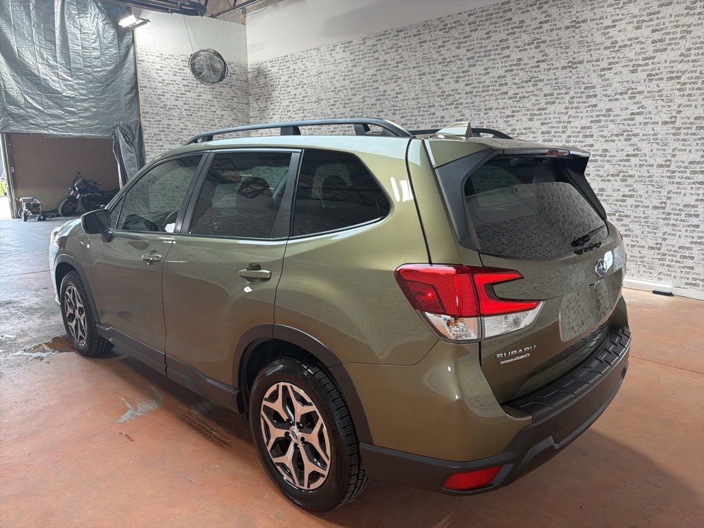 Used 2022 Subaru Forester Premium AWD/4WD image 5