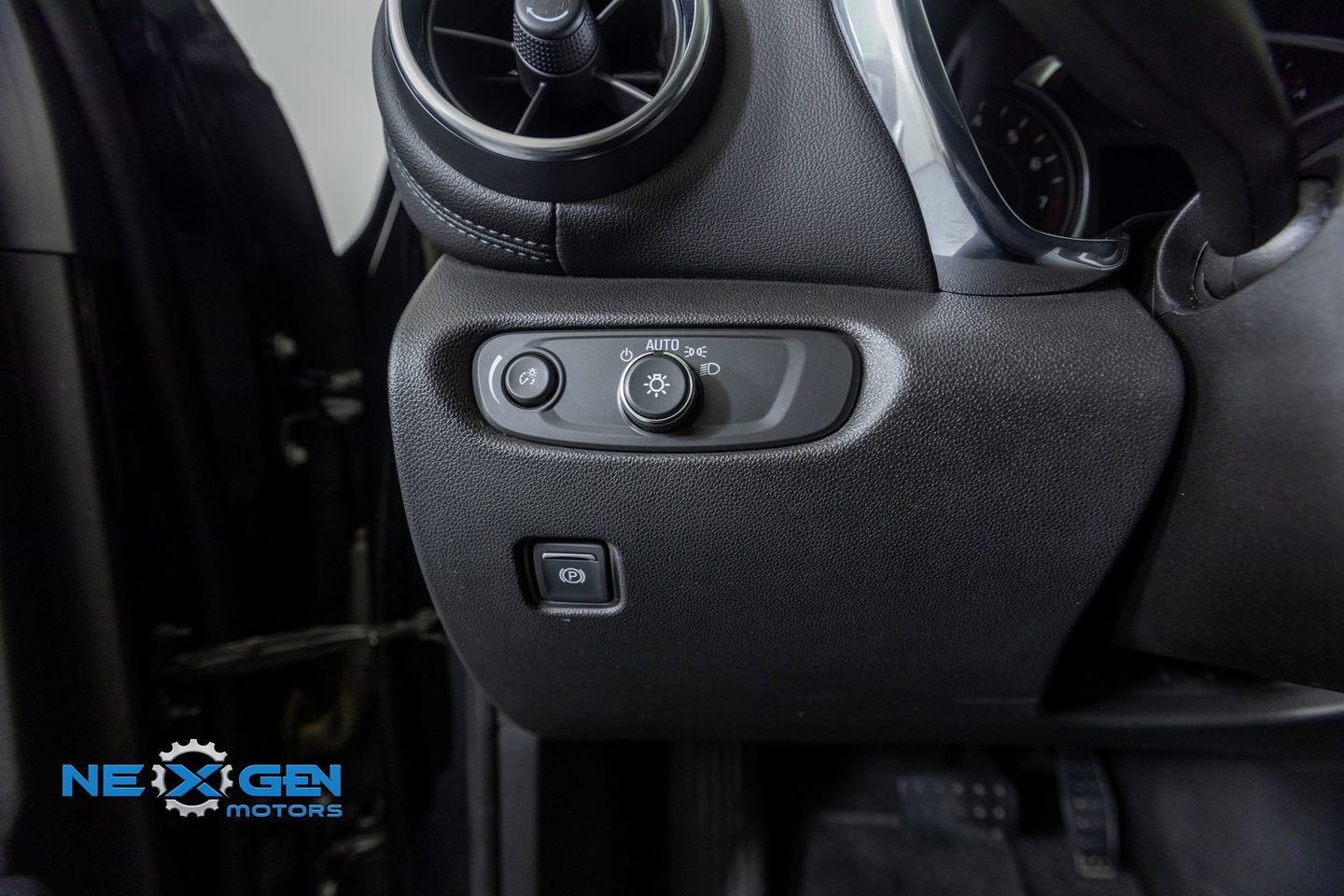 Used 2020 Chevrolet Blazer LT FWD image 13